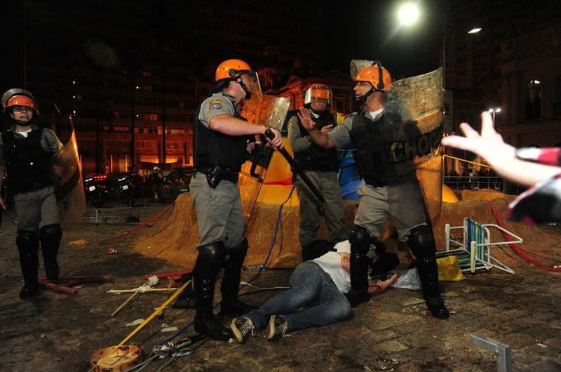Protesto acabou em confronto entre policiais e manifestantes no Centro da Capital