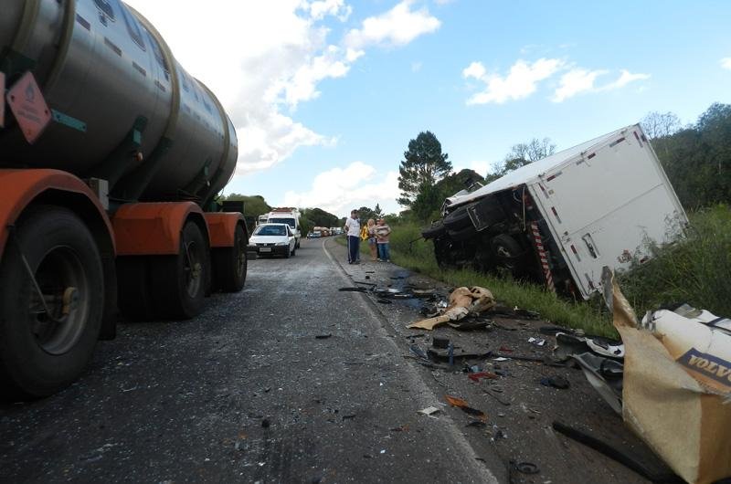 Motorista colidiu frontalmente contra caminh&atilde;o