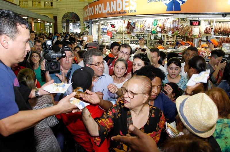 Bolo gigante e shows musicais celebram os 143 anos do Mercado P&uacute;blico