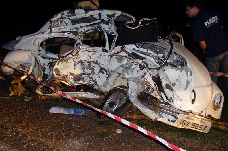 M&atilde;e e filho morreram na colis&atilde;o de Fusca e caminh&atilde;o