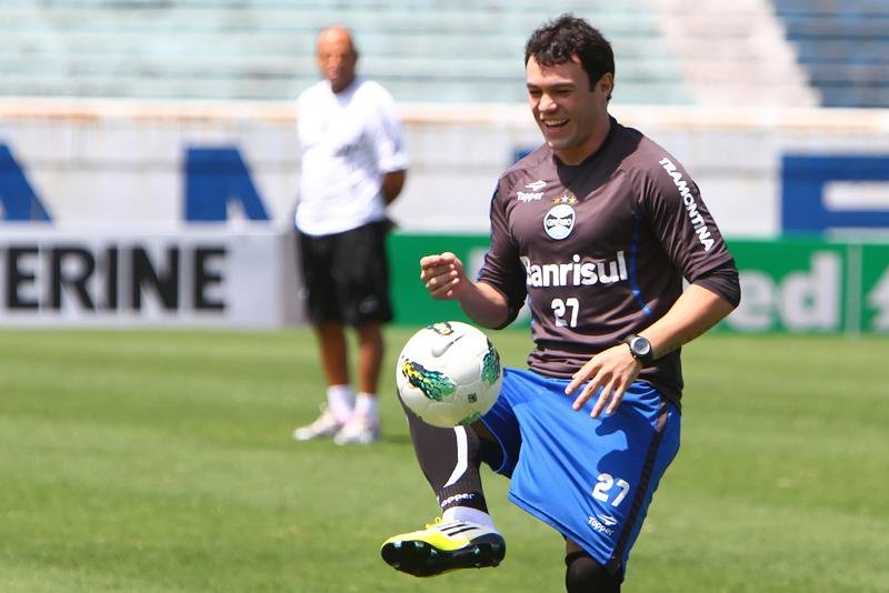 Tricolor encara o Cruzeiro de Celso Roth a partir das 18h30min