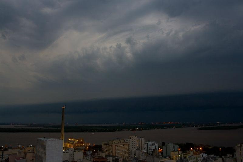 	Tempo vira e c&eacute;u escurece em Porto Alegre
