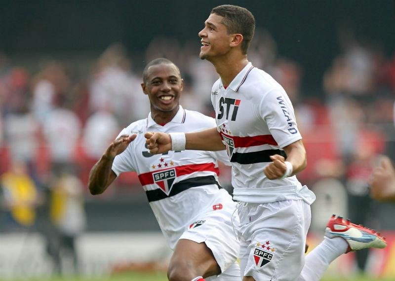 Den&iacute;lson marcou um gola&ccedil;o para o S&atilde;o Paulo