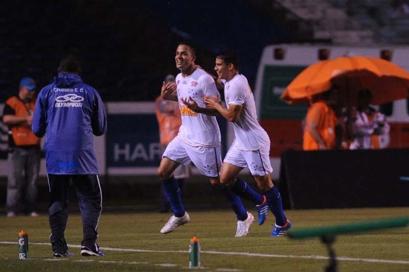 Cruzeiro abriu o placar com Anselmo Ramon