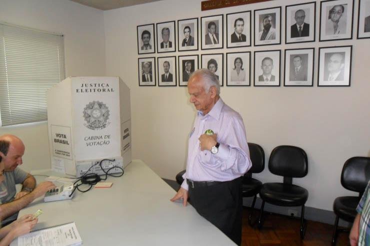 Senador Pedro Simon votou em Porto Alegre e acredita ne elei&ccedil;&atilde;o de Jos&eacute; Fortunati no primeiro turno