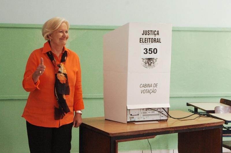 Senadora votou no bairro Medianeira, em Porto Alegre