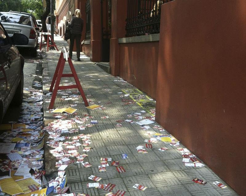 Propaganda eleitoral na escola t&eacute;cnica estadual Senador Ernesto Dornelles, que fica em frente &agrave; sede do TRE, em Porto Alegre