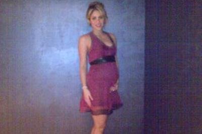 Shakira exibe gravidez no Facebook