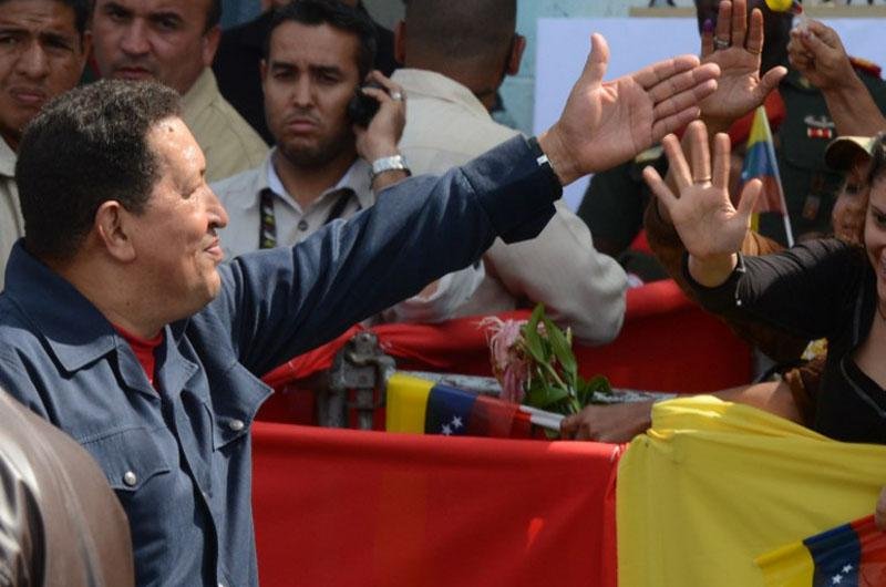 Hugo Ch&aacute;vez &eacute; reeleito presidente da Venezuela