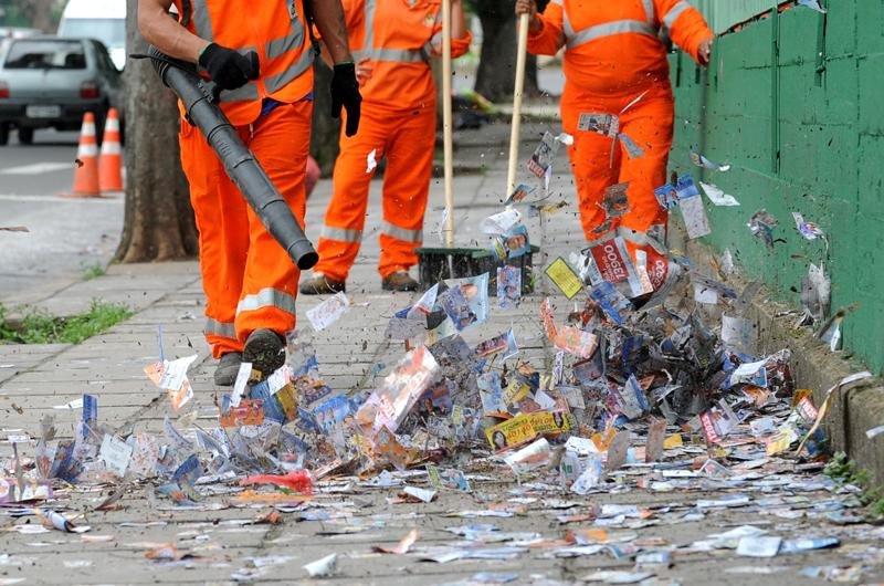 Grande quantidade foi recolhida no domingo a noite, mas ainda restam muitos santinhos pela rua