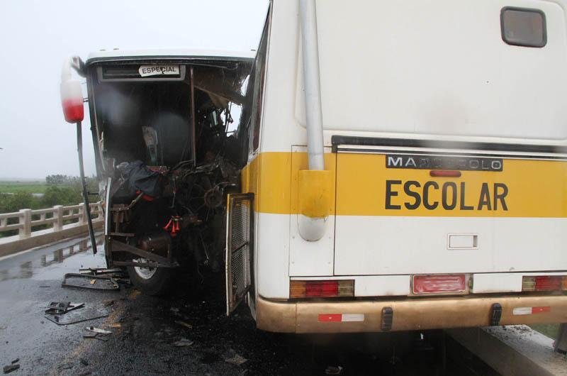 Colis&atilde;o entre dois &ocirc;nibus deixou ao menos dois mortos e oito feridos