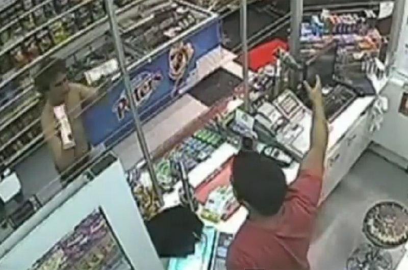 Brasileiro invadiu loja e saiu com pacotes de biscoito