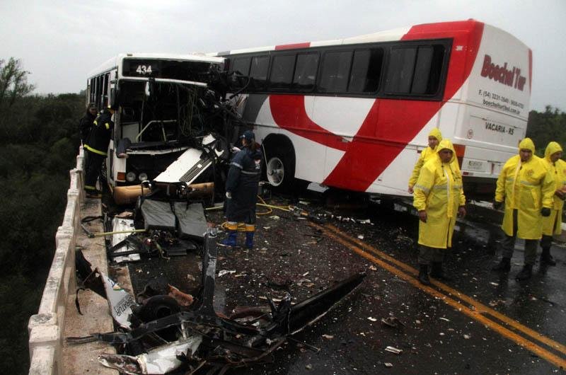 Colis&atilde;o entre dois &ocirc;nibus deixou dois mortos em Santana do Livramento