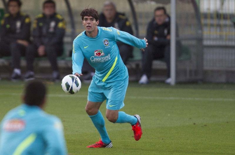 Kak&aacute; participa de treino entre os titulares