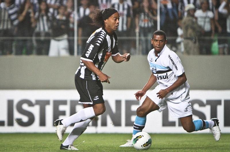 Ronaldinho &eacute; punido por conta de dividida em jogo contra o Gr&ecirc;mio