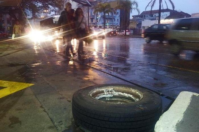Lota&ccedil;&atilde;o perde duas rodas e fere pedestre na Capital
