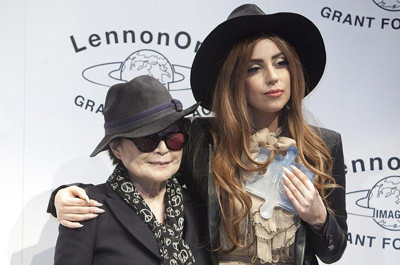 Vi&uacute;va de John Lennon premiou a cantora por sua defesa dos homossexuais