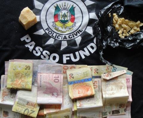 Al&eacute;m de 300 pedras de crack, foram apreendidos R$ 1,5 mil