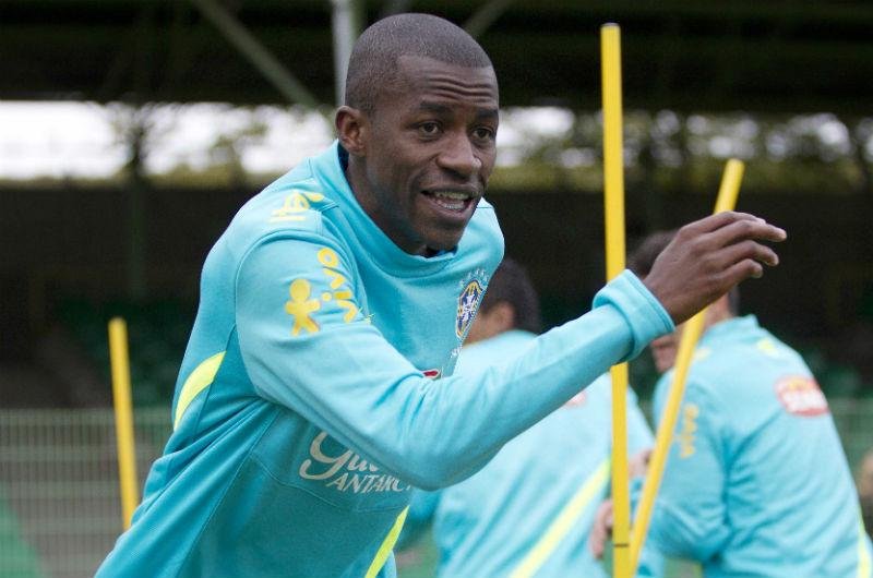 Ramires comemora volta de Kak&aacute; para a Sele&ccedil;&atilde;o
