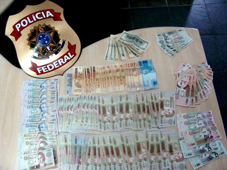 Cerca de R$ 10 mil em moeda estrangeira foram apreendidos no Chu&iacute;