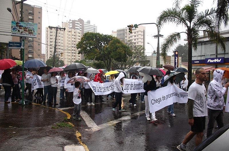 Cerca de 1,5 mil pessoas participaram de uma passeata pela paz em Novo Hamburgo
