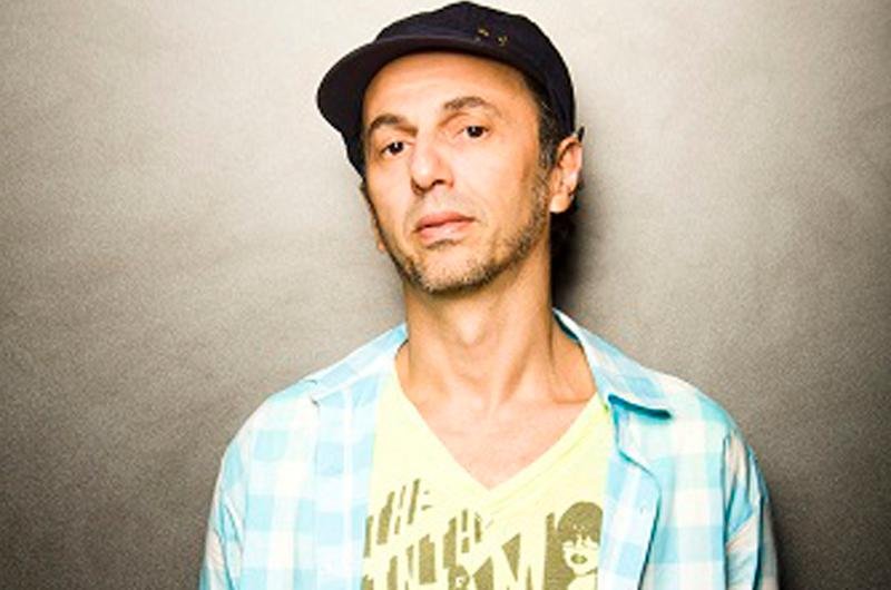 Zeca Baleiro apresenta seu novo trabalho &acute;O Disco do Ano&acute;