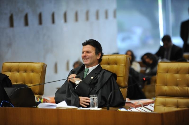 Fux condena ex-ministro e dois ex-deputados por lavagem de dinheiro