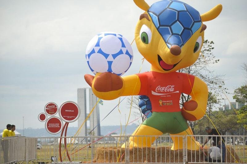 Macote da Copa de Bras&iacute;lia estava instalado sem autoriza&ccedil;&atilde;o
