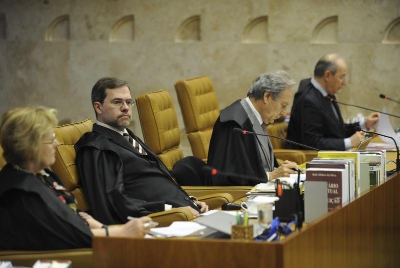 Maioria no STF absolve ex-deputado do PT e outros dois r&eacute;us por lavagem de dinheiro