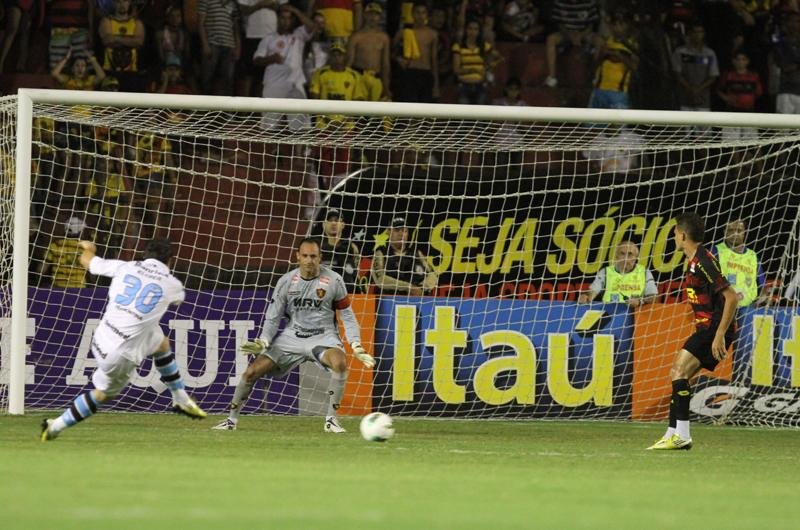 Gr&ecirc;mio bateu Sport por 3 a 1 fora de casa