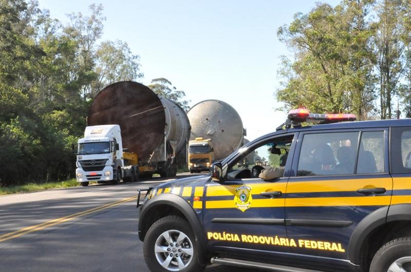 Quatro caminh&otilde;es transportam carga de cerca de 160 toneladas