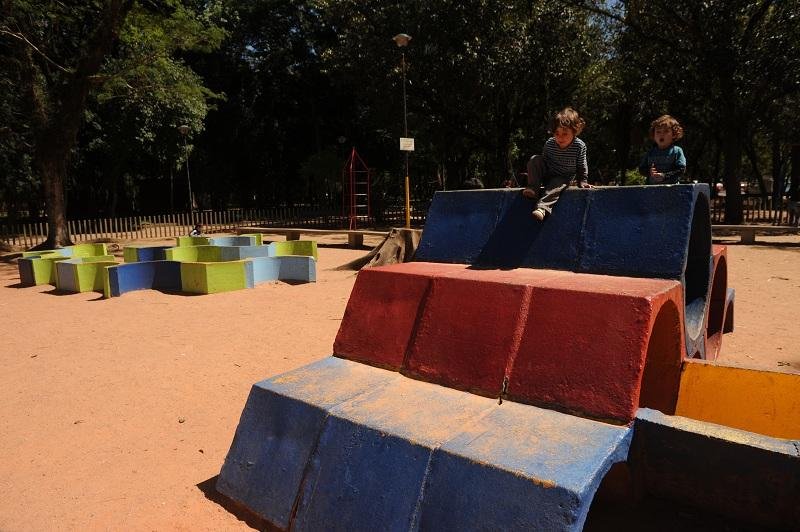 Crian&ccedil;as aproveitam brinquedos dispon&iacute;veis na Reden&ccedil;&atilde;o