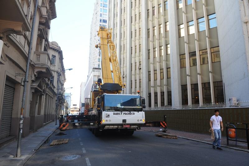 Opera&ccedil;&atilde;o de guindaste bloqueia tr&acirc;nsito no Centro de Porto Alegre