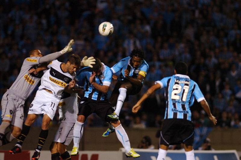 Gr&ecirc;mio sai na frente, mas cede empate ao Botafogo 