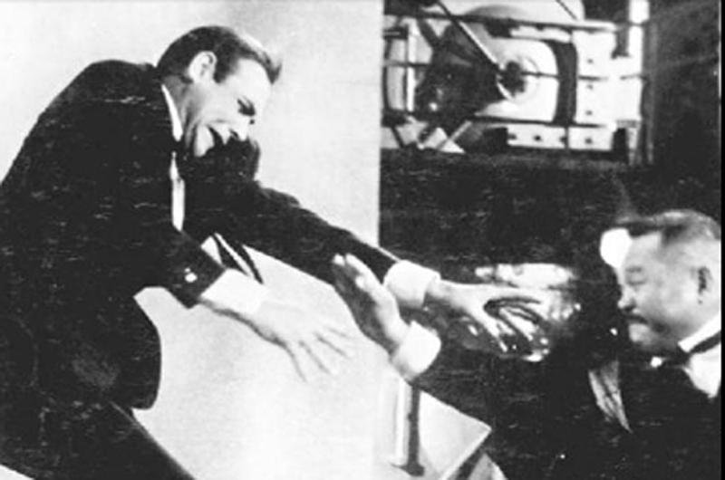 Cena de &acute;007 Contra Goldfinger&acute;, da mostra que come&ccedil;a amanh&atilde;