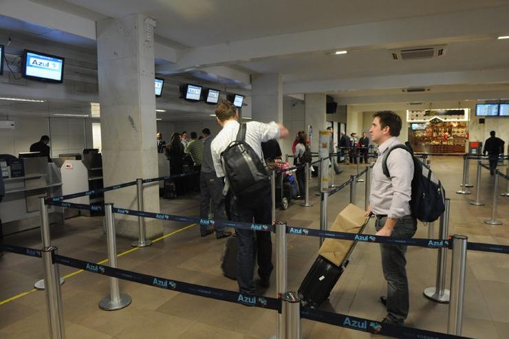 Passageiros da Azul enfrentam transtornos no Salgado Filho