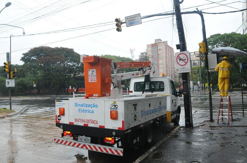 Apag&atilde;o de sinaleiras decorre de carga e falta de isolamento, revela laudo