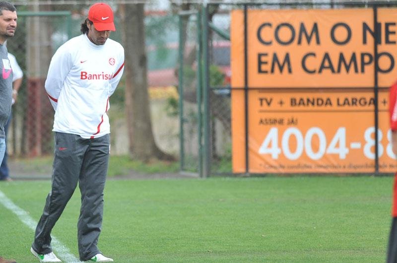 T&eacute;cnico Fernand&atilde;o conversou rapidamente com o time antes do treino