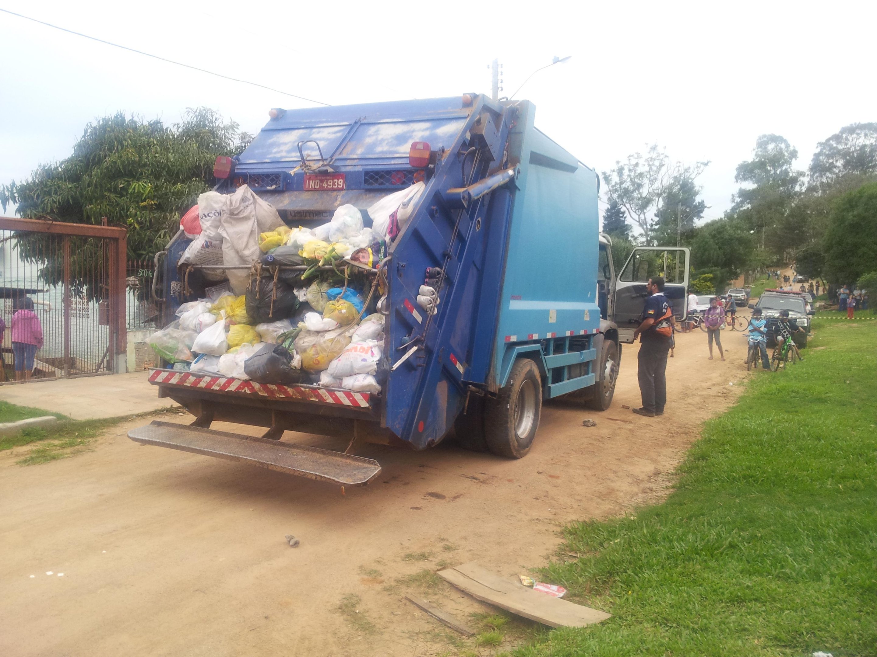 Coletor de lixo morre atropelado por caminh&atilde;o em acidente de trabalho