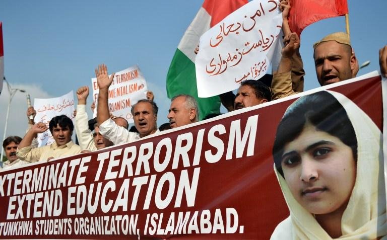 Ap&oacute;s ser ferida em atentado, Malala Yousafzai foi transferida para hospital da Inglaterra
