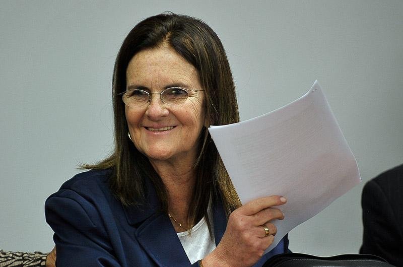 Pre&ccedil;o do combust&iacute;vel subir&aacute;, mas ainda n&atilde;o h&aacute; data, diz Gra&ccedil;a Foster