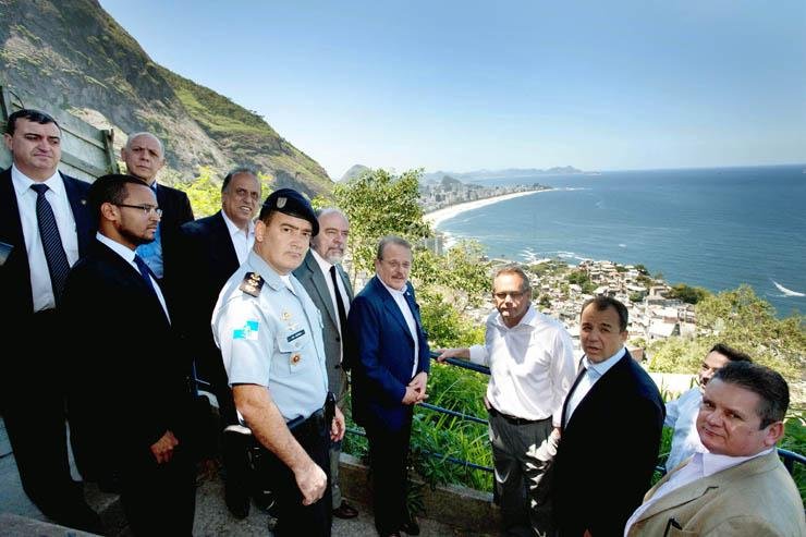 Governador Tarso Genro foi ao Rio para conhecer o processo de pacifica&ccedil;&atilde;o das comunidades cariocas