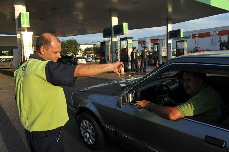 Frentista de posto na zona Norte da Capital faz sinal de negativo para motorista que buscava abastecer carro