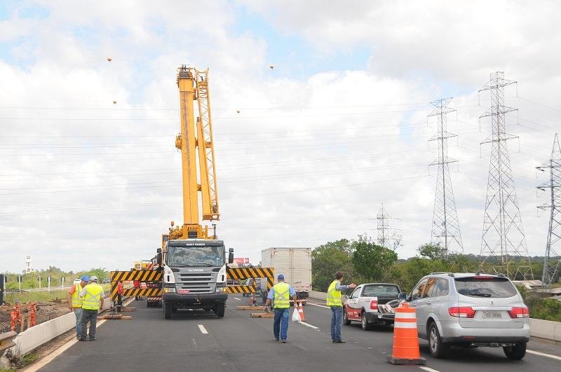 Apenas uma pista est&aacute; liberada para passagem de ve&iacute;culos no km 81