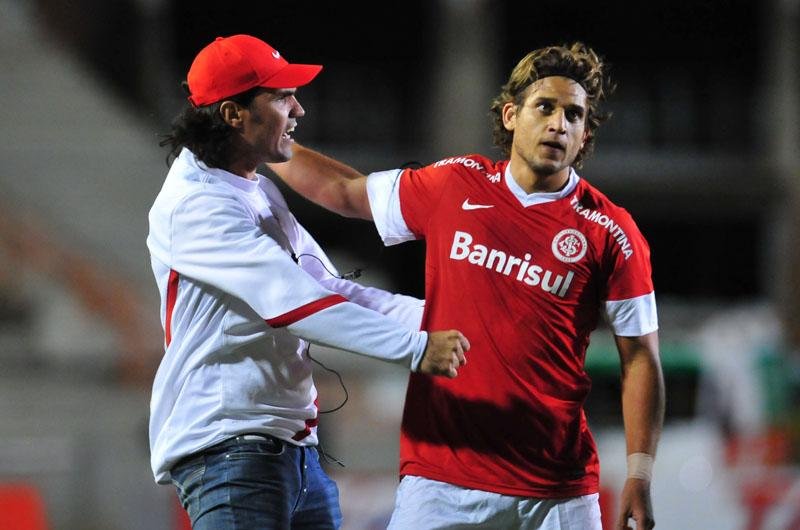 Rafael Moura marcou seu primeiro gol pelo Inter e comemorou com Fernand&atilde;o