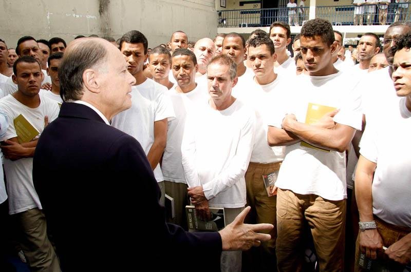 Edir Macedo apresentou sua obra aos detentos