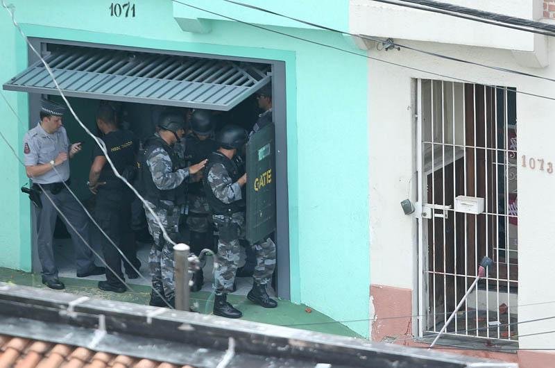 Pol&iacute;cia tenta negociar com homem que atirou em tr&ecirc;s pessoas
