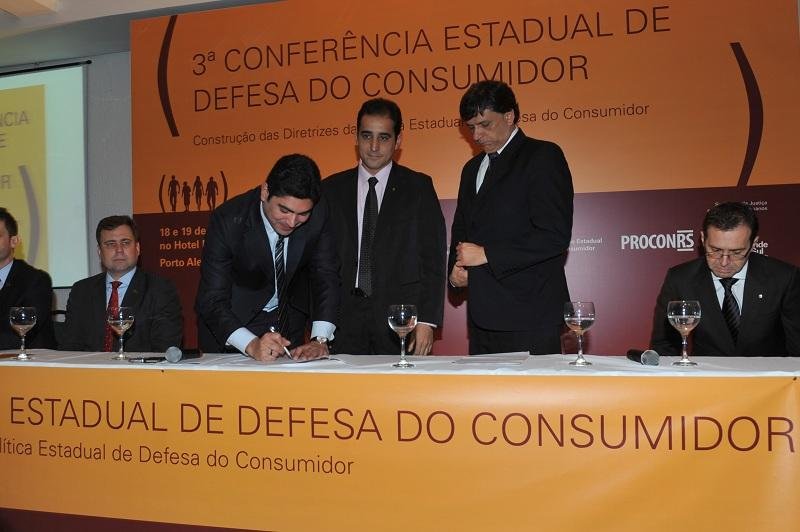 Termo de coopera&ccedil;&atilde;o foi assinado durante confer&ecirc;ncia em Porto Alegre