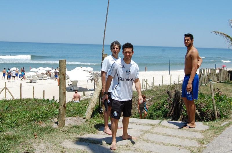 Equipe do Gr&ecirc;mio treina e descontrai em praia do Rio