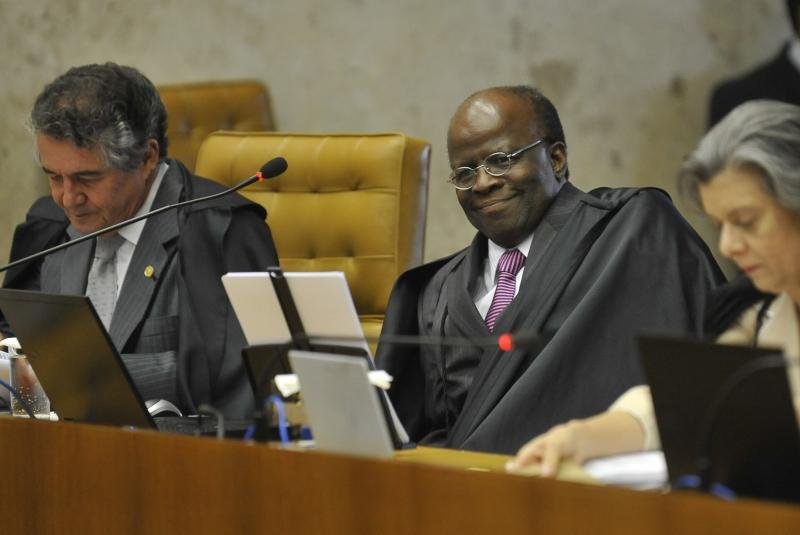 Ministro relator do mensal&atilde;o, Joaquim Barbosa, condenou Jos&eacute; Dirceu e outros 10 r&eacute;us por forma&ccedil;&atilde;o de quadrilha